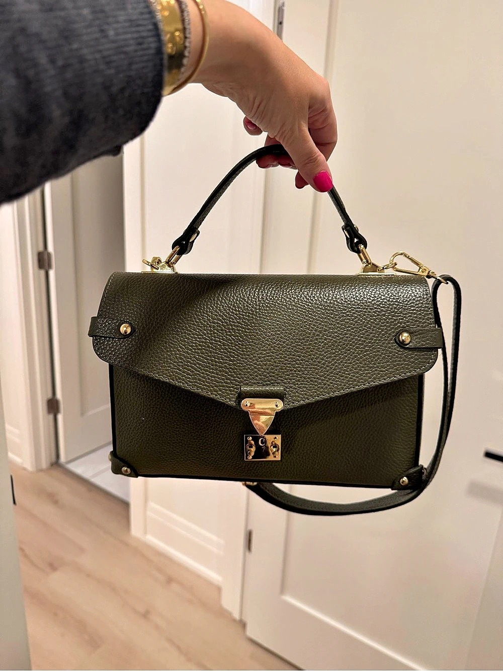 Structured Shoulder Bag in Green Like New
